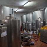 ...ci rechiamo nella stanza dei silos in acciaio, utilizzati per la fermentazione e la conservazione